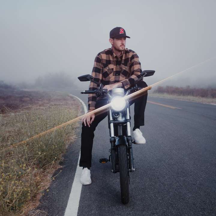 człowiek w brązowej kurtce, jazda na rowerze na drodze w ciągu dnia puzzle online
