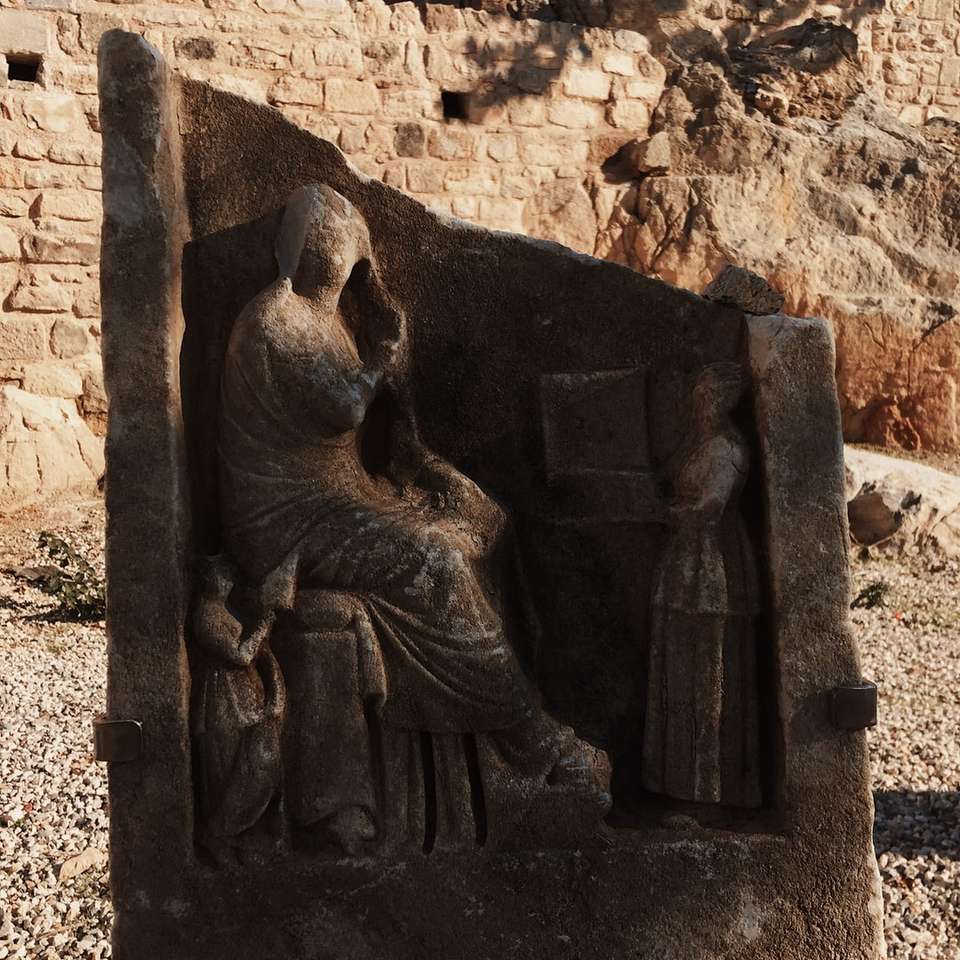 estátua de concreto marrom durante o dia puzzle online