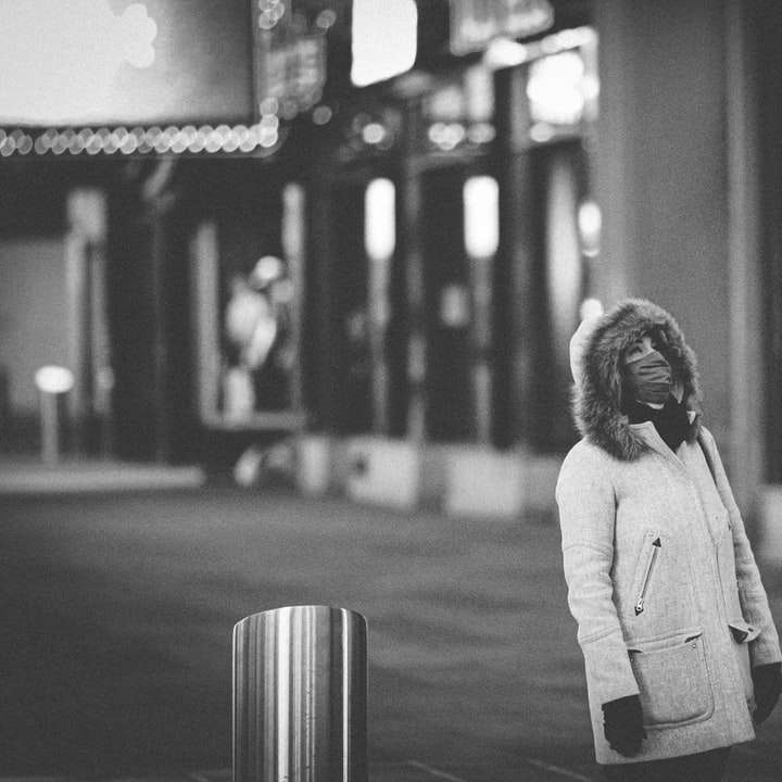 жена в бяла риза с дълъг ръкав, стояща на тротоара онлайн пъзел