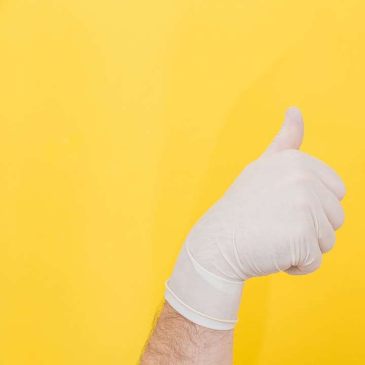 persoon in wit shirt met lange mouwen met rechterhand schuifpuzzel online