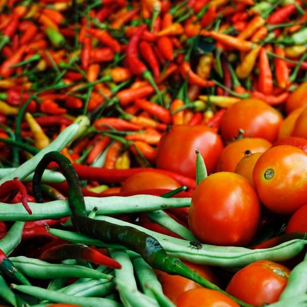 κόκκινες και πράσινες πιπεριές τσίλι online παζλ