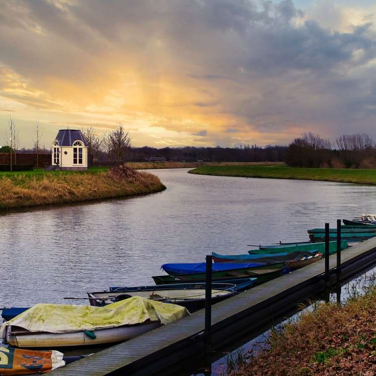niebiesko-zielona łódź na jeziorze w ciągu dnia puzzle przesuwne online