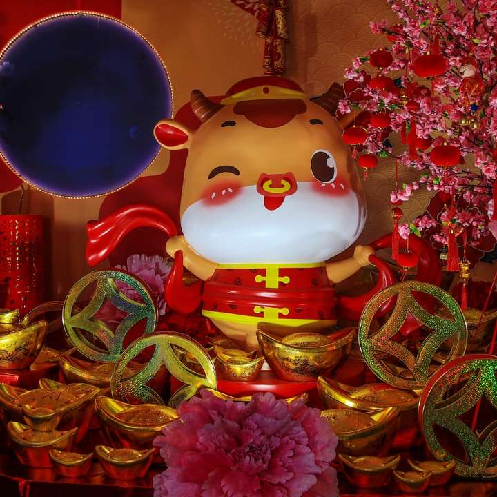 ornament roșu și auriu puzzle online