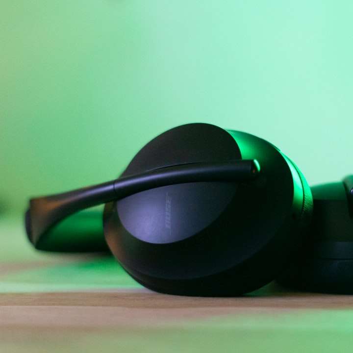 черно-зелени слушалки на зелена повърхност онлайн пъзел