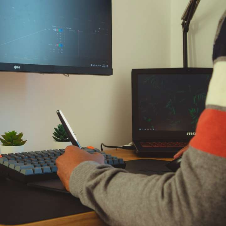 monitor de tela plana preta e teclado preto de computador puzzle online