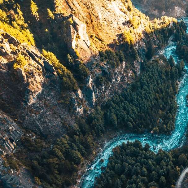 въздушен изглед на река между скалисти планини през деня плъзгащ се пъзел онлайн