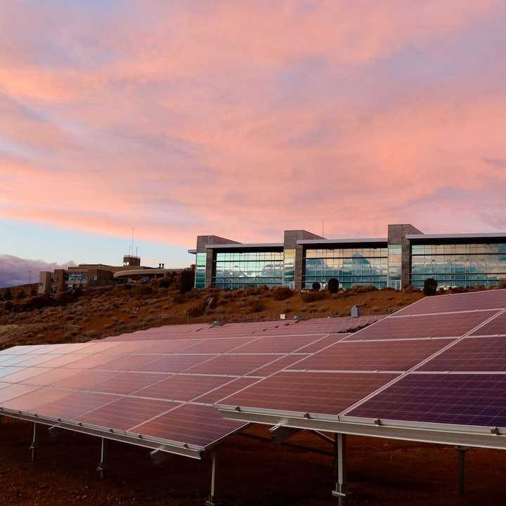 solární panely na hnědém poli pod bílými mraky posuvné puzzle online