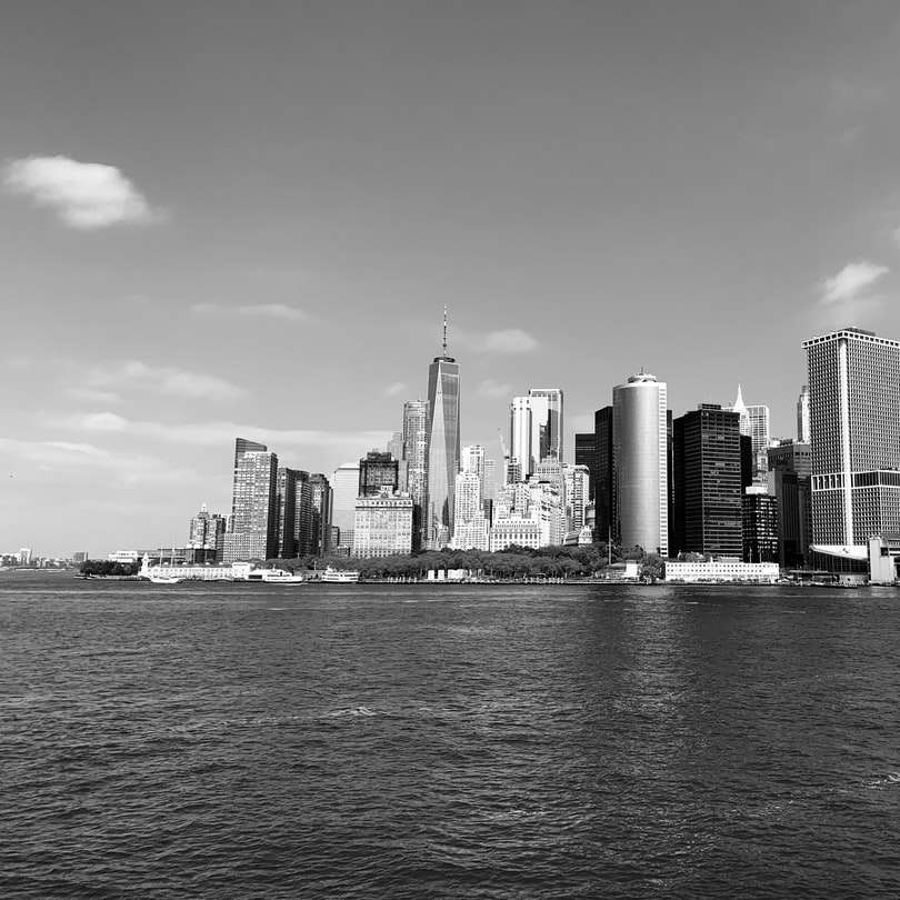 фото у відтінках сірого горизонту міста онлайн пазл