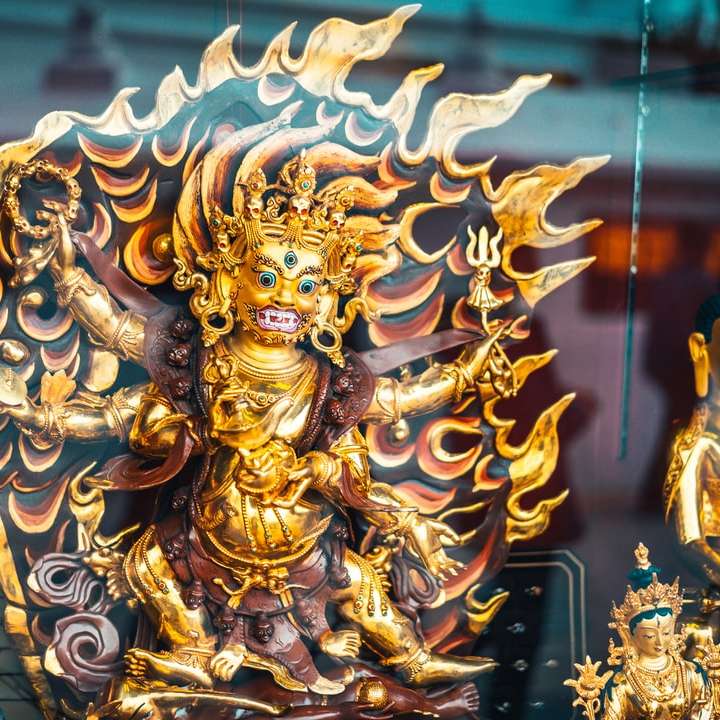 figurina dragon de aur pe masa neagra alunecare puzzle online