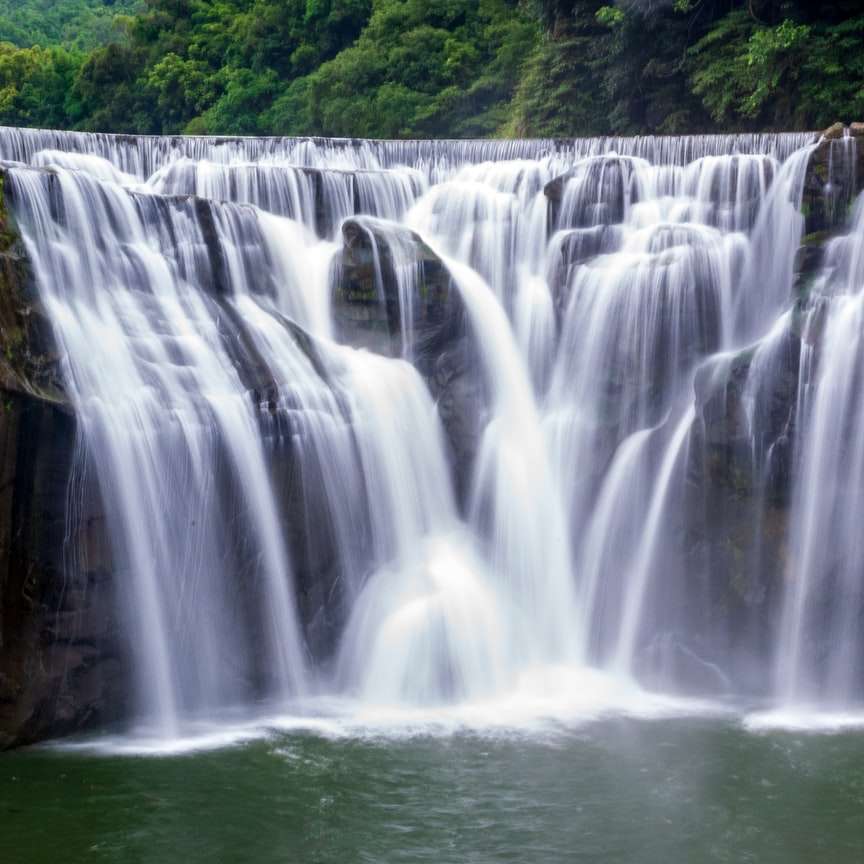 водопади в гората през деня плъзгащ се пъзел онлайн