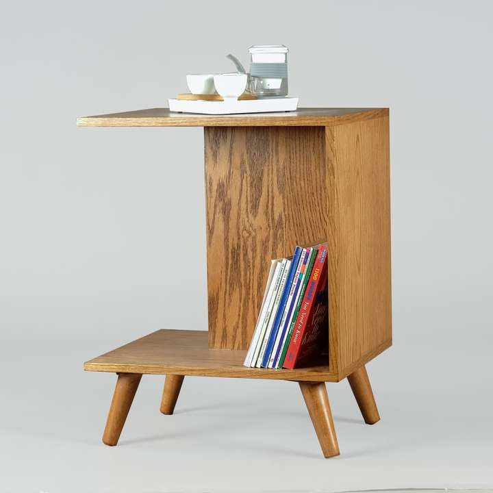 brązowy drewniany stół z książkami i kubkami puzzle online