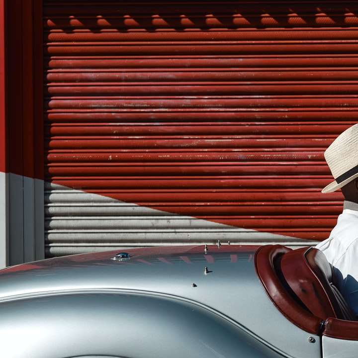mężczyzna w białej koszuli ubrany w brązowy kapelusz fedora puzzle przesuwne online