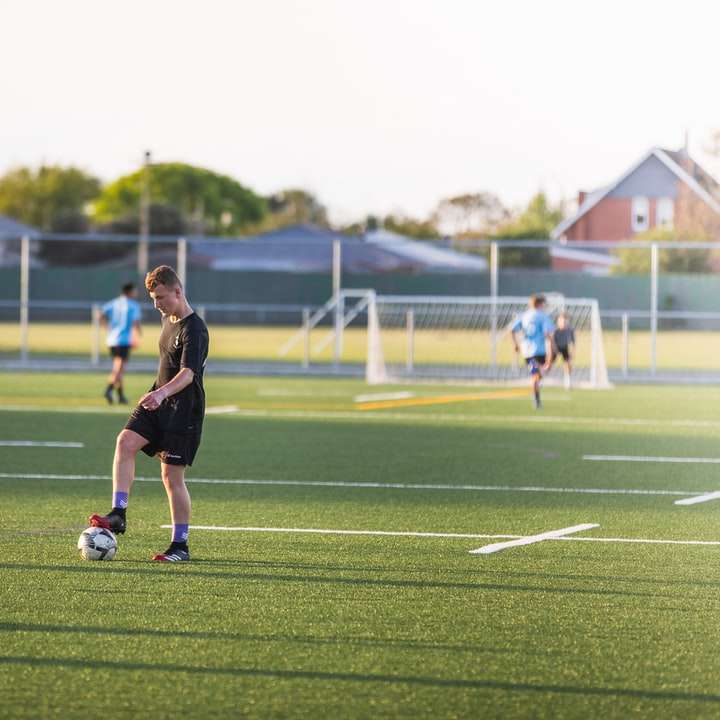 жена в черна риза и къси панталонки играе футбол онлайн пъзел