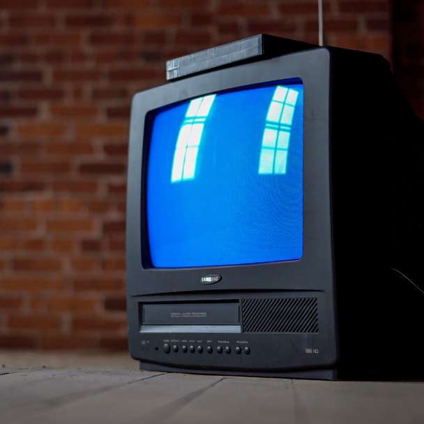 Серый телевизор включился рядом с коричневой кирпичной стеной раздвижная головоломка онлайн