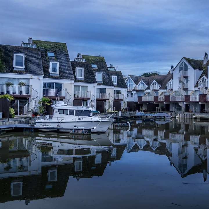 białe i brązowe domy przy zbiorniku wodnym w ciągu dnia puzzle przesuwne online