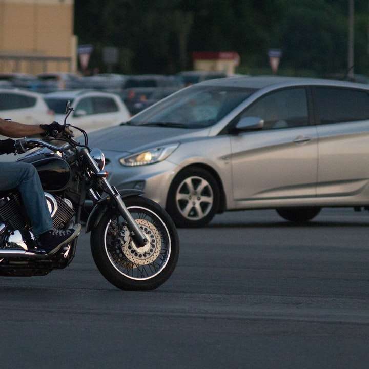 чоловік у чорній куртці їздить на чорному мотоциклі онлайн пазл