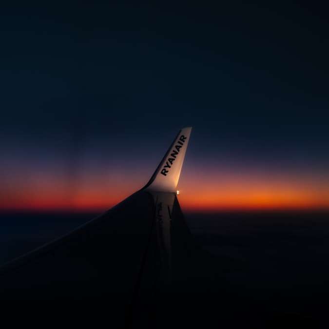 біле крило літака під час заходу сонця онлайн пазл