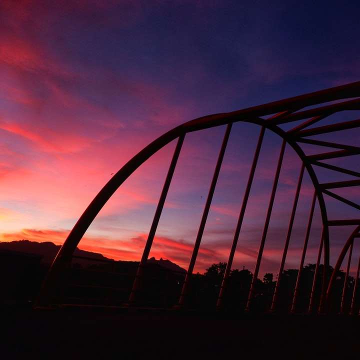 silueta de estructura de metal durante la puesta de sol puzzle deslizante online