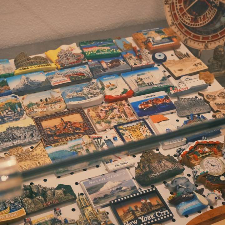 brązowy drewniany stół z różnymi przedmiotami puzzle przesuwne online