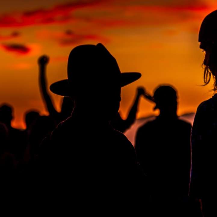 silhouette di persone durante il tramonto puzzle online