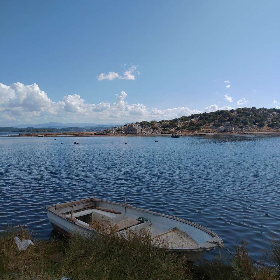 barca albă pe corpul de apă în timpul zilei alunecare puzzle online