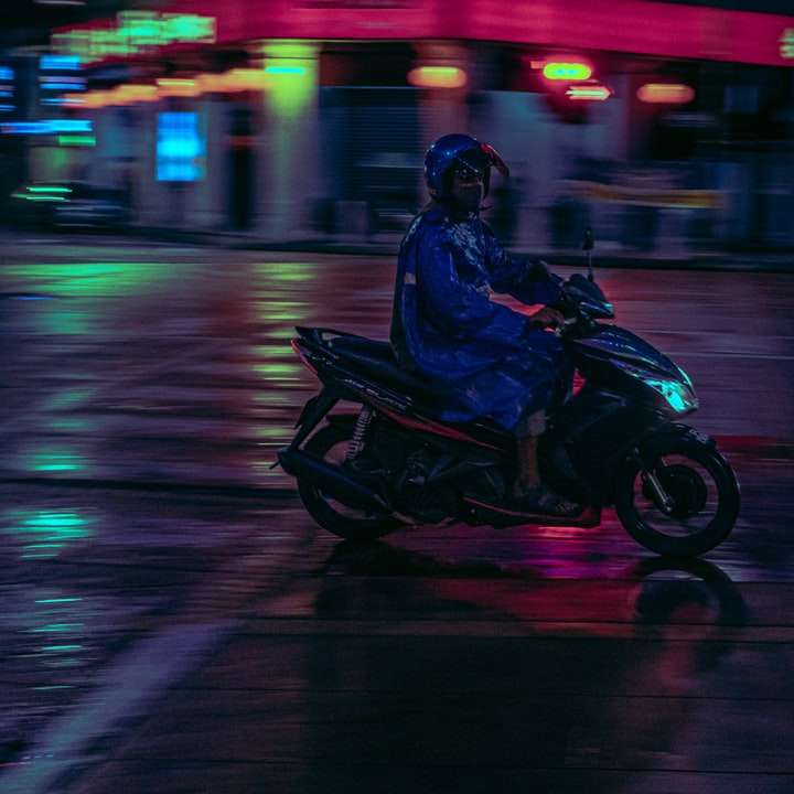 mężczyzna w czarnej kurtce, jazda na czarnym motocyklu na drodze puzzle przesuwne online
