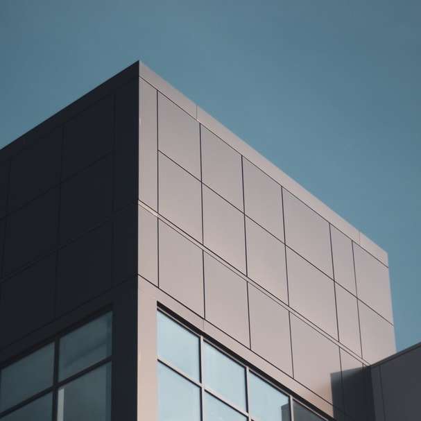 biały i czarny betonowy budynek pod błękitnym niebem puzzle przesuwne online