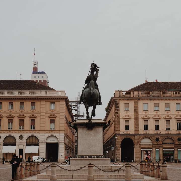 socha černého koně poblíž hnědé betonové budovy posuvné puzzle online
