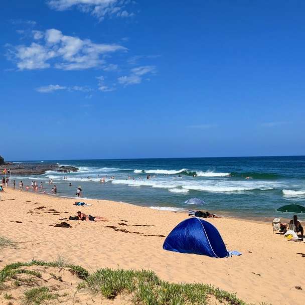 άτομα στην παραλία κατά τη διάρκεια της ημέρας συρόμενο παζλ online