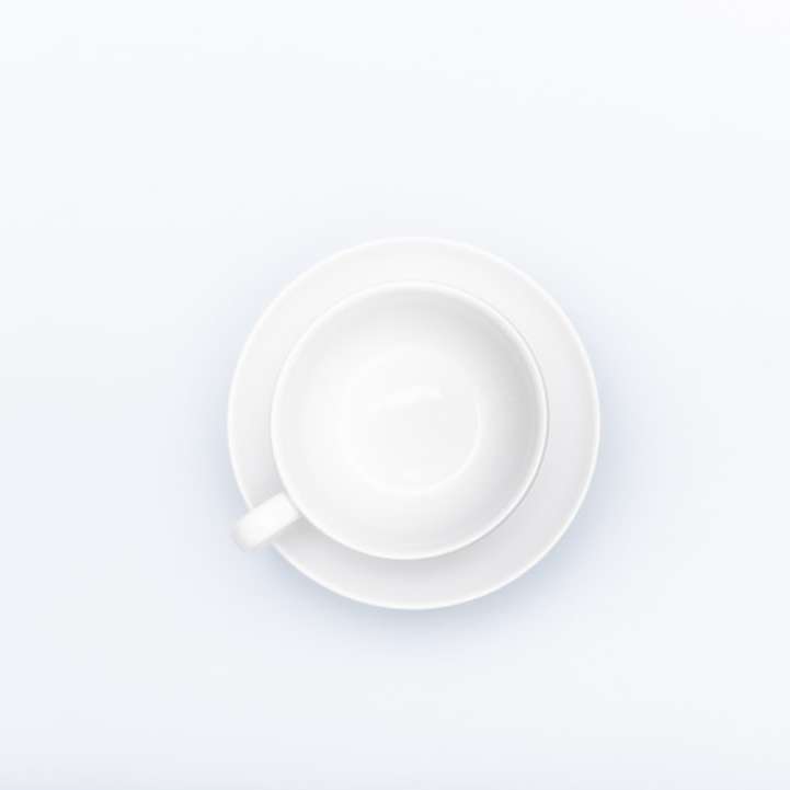 Taza de cerámica blanca sobre superficie blanca rompecabezas en línea