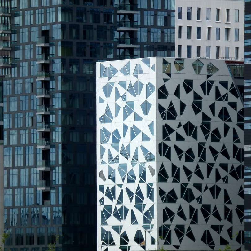 budynek z białego i szarego betonu puzzle przesuwne online