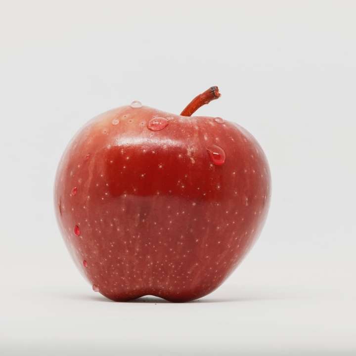 rött äpple på vit yta glidande pussel online