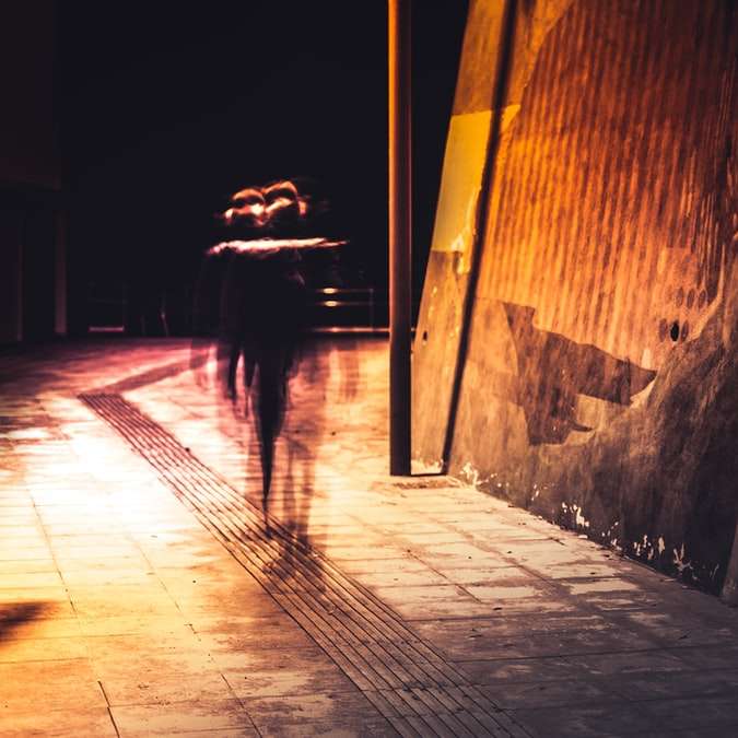люди ходят по тротуару в ночное время онлайн-пазл