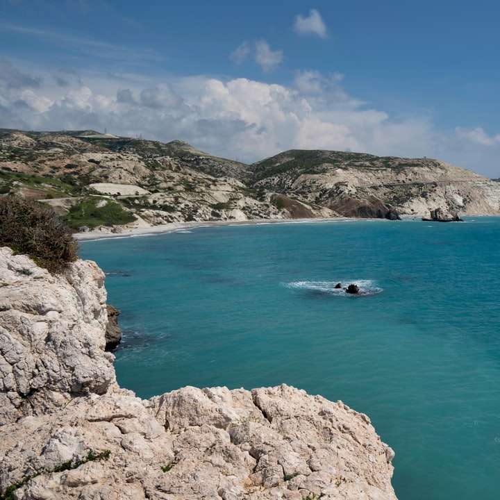 biała łódź na błękitnym morzu pod błękitnym niebem w ciągu dnia puzzle przesuwne online