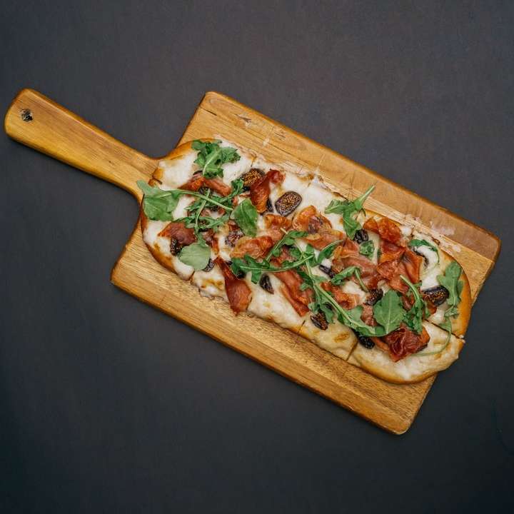 tabla de cortar de madera marrón con ensalada de verduras puzzle deslizante online