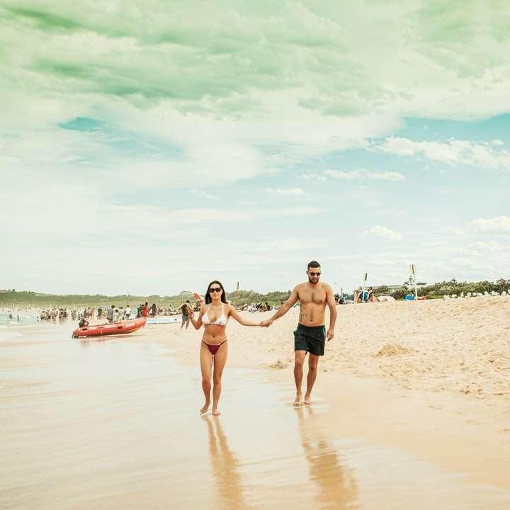 3 жени, които се разхождат на плажа през деня онлайн пъзел