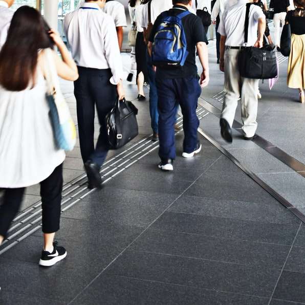 personnes marchant sur un trottoir gris puzzle coulissant en ligne