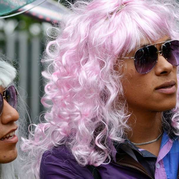 nő fekete napszemüveg, rózsaszín hajjal online puzzle