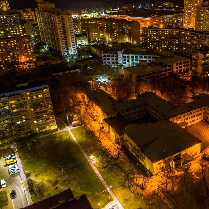 Flygfoto över staden under natten glidande pussel online