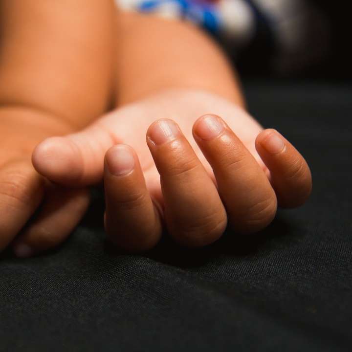 i piedi del bambino sul tessuto nero puzzle online