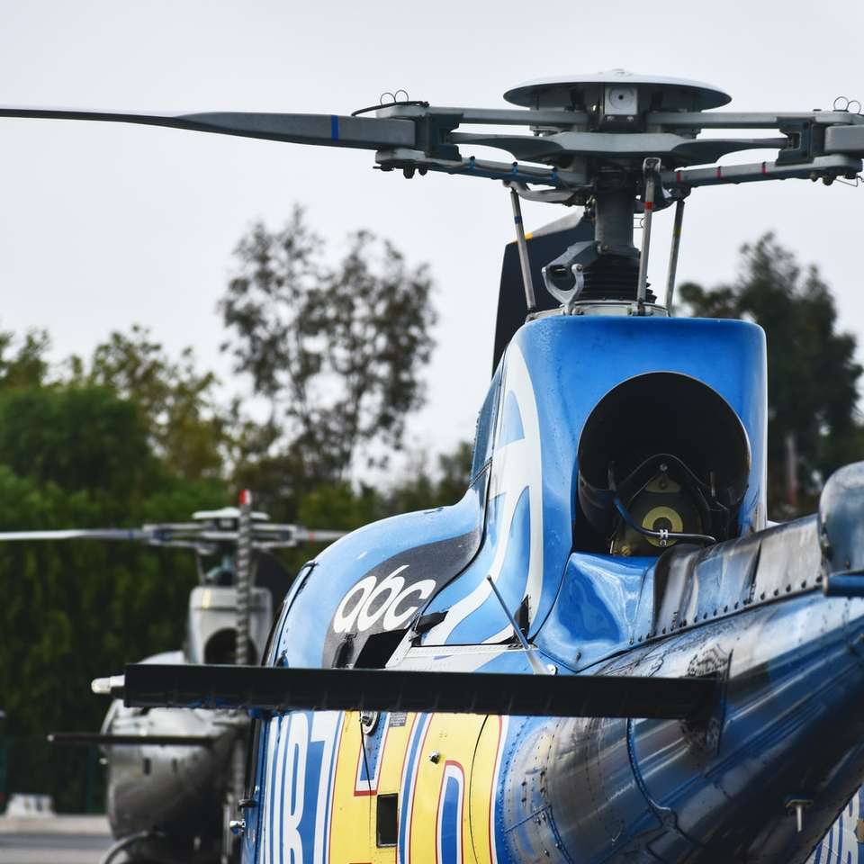 Hélicoptère bleu et noir en gros plan puzzle en ligne