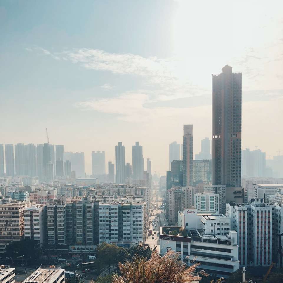 panorama města pod bílou oblohou během dne posuvné puzzle online
