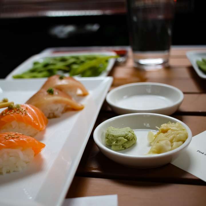sushi fehér kerámia tányérra csúszó puzzle online