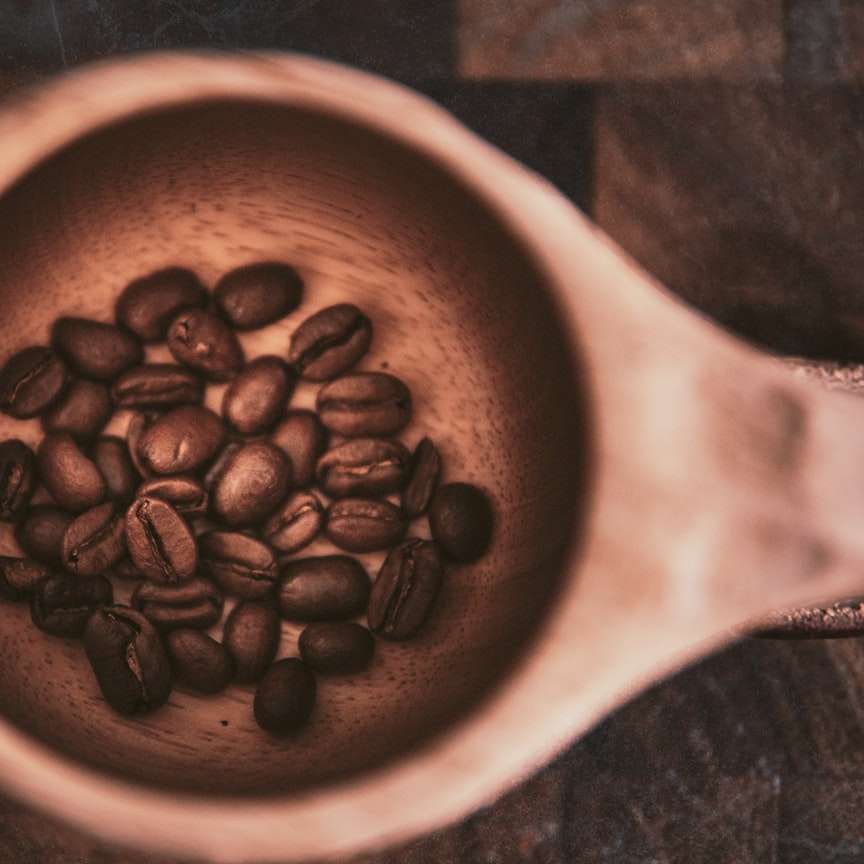 кафяви кафе на зърна в кафява керамична халба онлайн пъзел