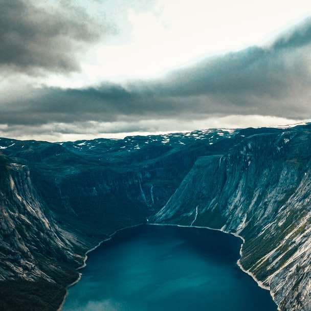 въздушен изглед на планина в близост до водоема през деня онлайн пъзел
