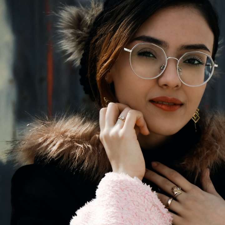 donna in occhiali con cornice nera puzzle online