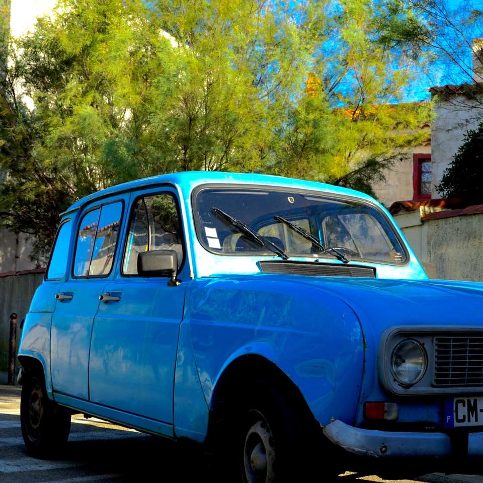 kék volkswagen bogár parkolt az út szélén online puzzle