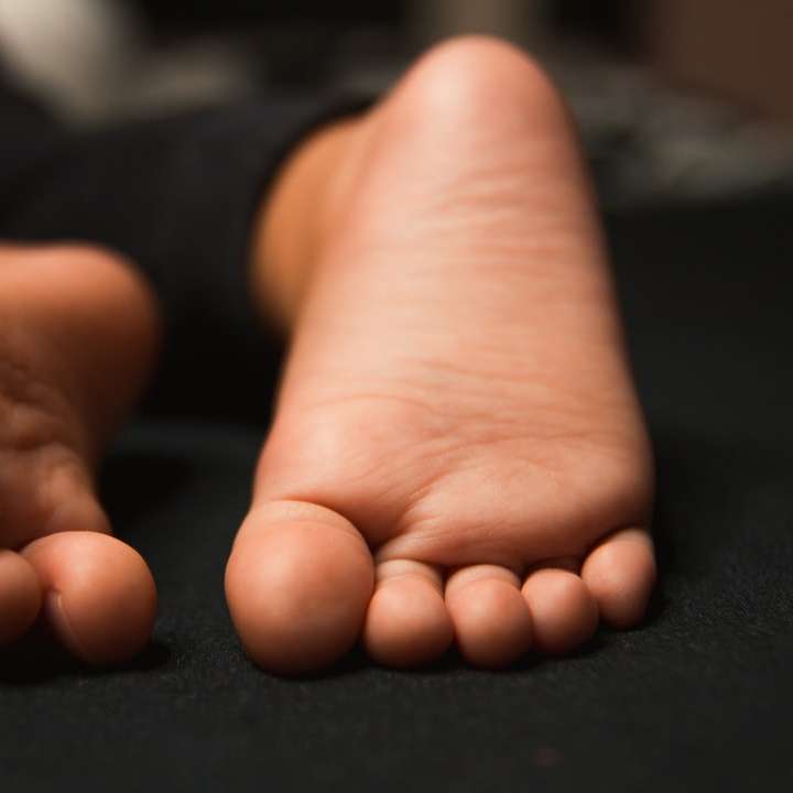 personers fötter på svart textil glidande pussel online