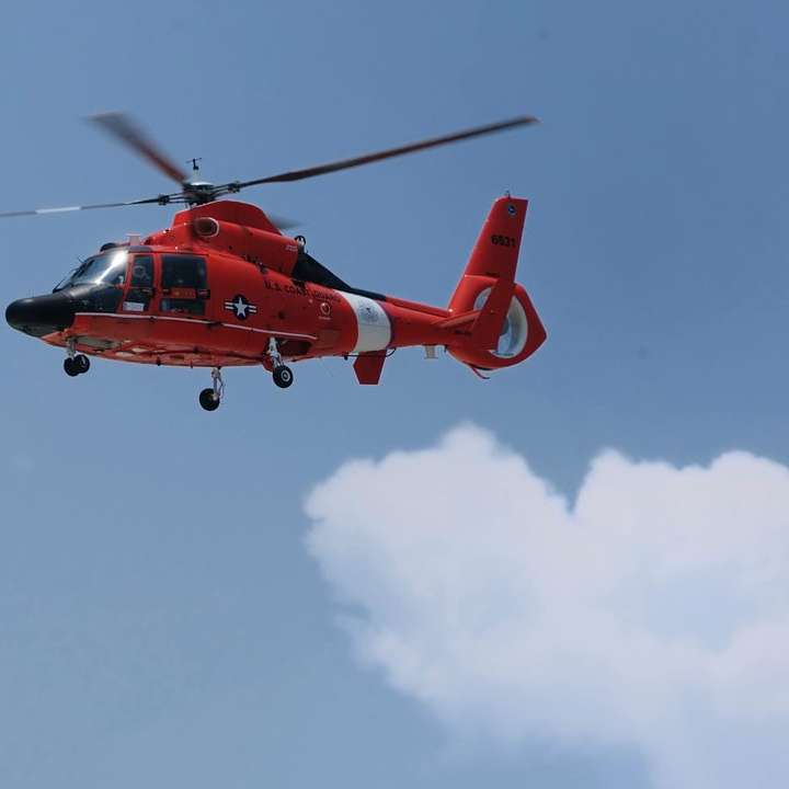 червено-бял хеликоптер, летящ в небето онлайн пъзел