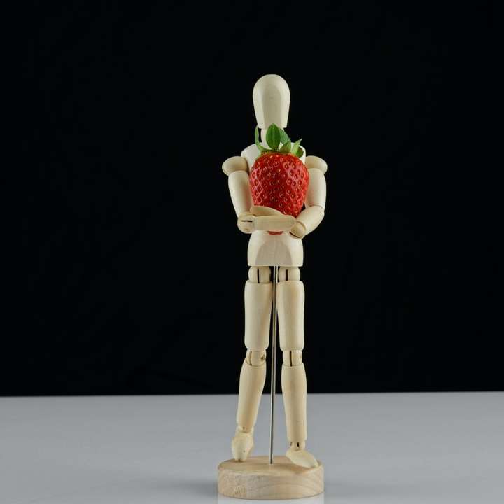 brązowa drewniana figurka z czerwonymi różami puzzle online